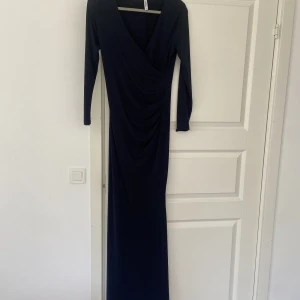 Balklänning  - Balklänning i färgen marinblå.
