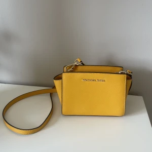 Michael Kors Selma mini - Supersöt mindre väska i crossbodymodell från Michael Kors. Sparsamt använd så är i mycket fint skick 💛