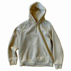 Carhartt Hoodie - Gul Carharrt hoodie från Sweet & tender år 2019. Condition 7/10. Hoodien har som ni kan se på bild nr 2 två stycken små fläckar vid magområdet, säljer därför den extra billigt! Storlek M men baggy fit. Nypris 1099kr