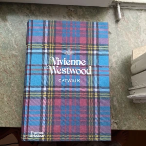 Vivienne Westwood pyntbok💕 - Fin pyntbok/ coffee table book med massa catwalk looks o kända modeller i💘💘Är rätt dyr men säljer för billigare. Perfekt som prydnad i ditt rum☺️