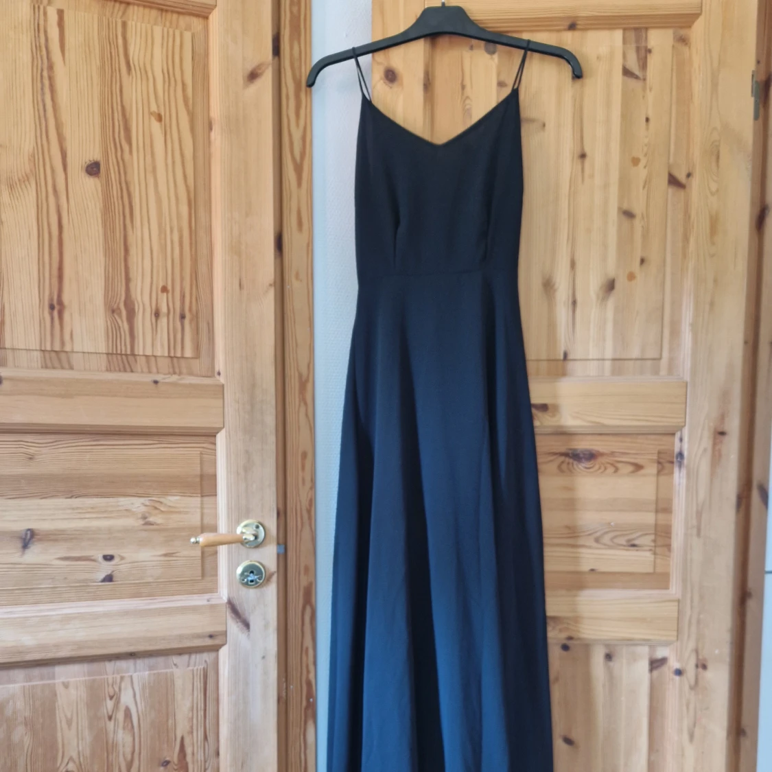 Hellång svart klänning