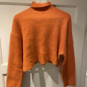 Orange stickad tröja  - Denna oranga stickade tröja med turtleneck, helt oanvänd!✨