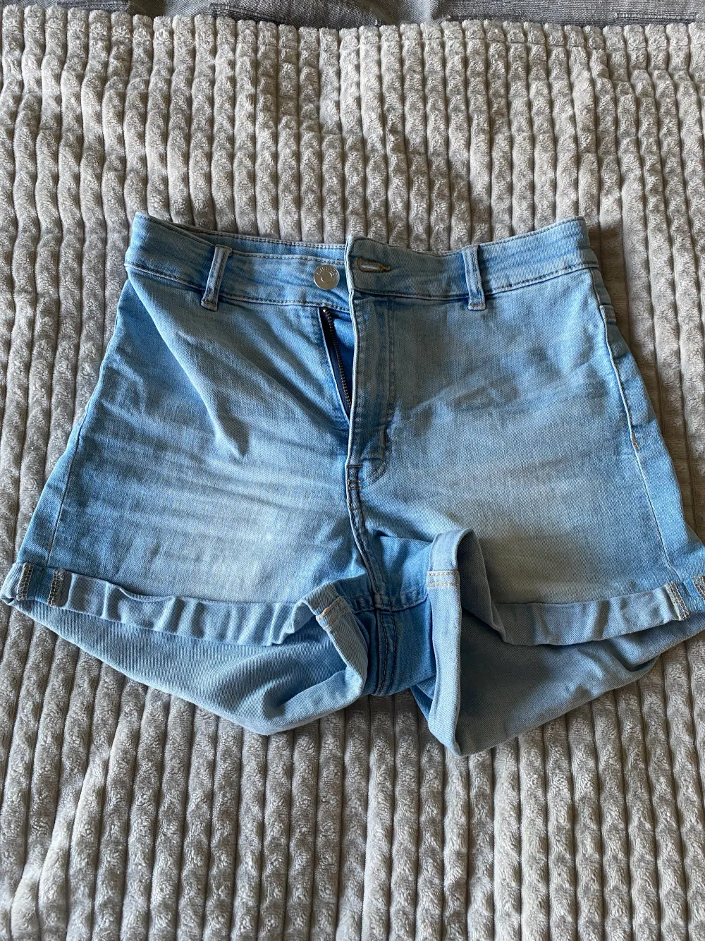 Säljer dessa jeans shorts! För mer bilder eller info om dom så kom privat ❤️ Kommer ej ihåg vad jag betalade för dom men kanske ca 150kr kan jag tro . Shorts.
