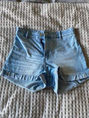Säljer dessa jeans shorts! För mer bilder eller info om dom så kom privat ❤️ Kommer ej ihåg vad jag betalade för dom men kanske ca 150kr kan jag tro 