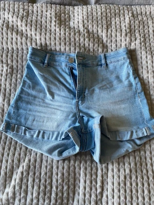 Jeans shorts - Säljer dessa jeans shorts! För mer bilder eller info om dom så kom privat ❤️ Kommer ej ihåg vad jag betalade för dom men kanske ca 150kr kan jag tro 
