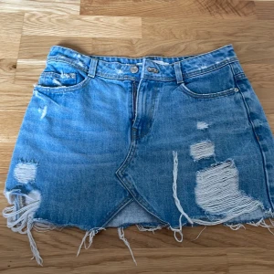 Jeanskjol  - Jeanskjol från Zara storlek S  Kjolen är tyvärr för liten för mig så har aldrig använt den, perfekt skick 250kr + frakt 