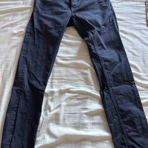Ett par peak performance jeans. Bra skick men använda ett fåtalet gånger. Storlek 30/34 som är ungefär S. 