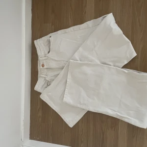 Gräddvita vida jeans - Säljer dessa gräddvita vida jeans från Lindex då dem har blivit för små💫