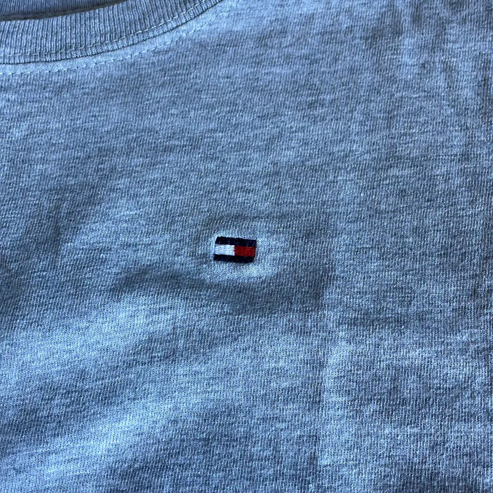 Tjena, ja säljer en clean grå Tommy Hilfiger t-shirt. Köpt för 250 säljs för 100 Jag säljer den pga den är för liten för mig. Storlek 12-14 år. Ja står självklart för frakten, kontakta mig via frågor eller fler bilder!. T-paidat.