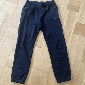 Champion mjukisbyxor - Ett par svarta champion mjukisbyxor som ej kommer till användning. I väldigt bra skick , använda ett fåtal gånger. Storlek M. Mitt pris 199, nypris 349