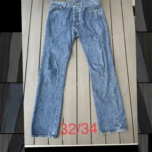 Säljer nu dessa snygga jeans då dem inte passar min stil :) byxorna är i bra skick o sparsamt använda. storleken står i bilden  Vid frågor tveka inte på att skriva!