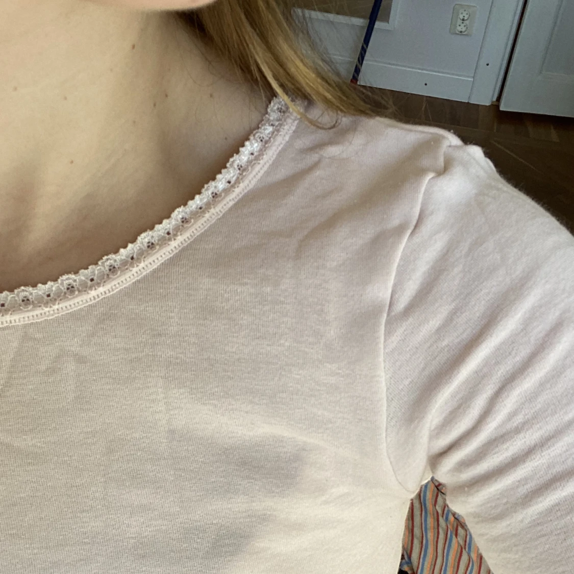 Ljusrosa topp med spetsdetaljer - 90