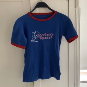 Topp - Cool Britney Spears t shirt i bra skick, inga defekter. Den är stretchiga så passar allt mellan XS-M.
