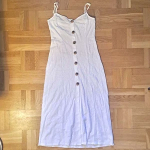 Vit klänning  - Vit fin känning i storlek 38, oanvänd! 