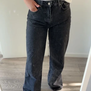 Jeans - Väldigt fina byxor ifrån Lager 157 använda fåtal gånger och är i nästan ny skick, storleken M men passar även mig som har storlek S .🤩🤩