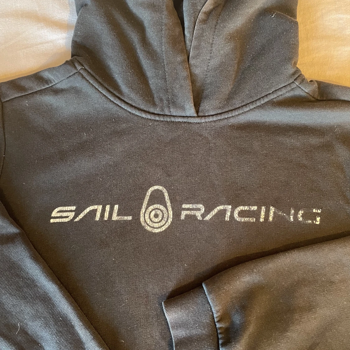 Svart Sail Racing hoodie - 90