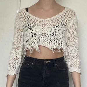 Spetströja med snörning - Fin spetstörja som kan spännas åt där bak, perfekt att ha över bikinin i sommar. Hittar ingen storlek men passar mig som har storlek S :)