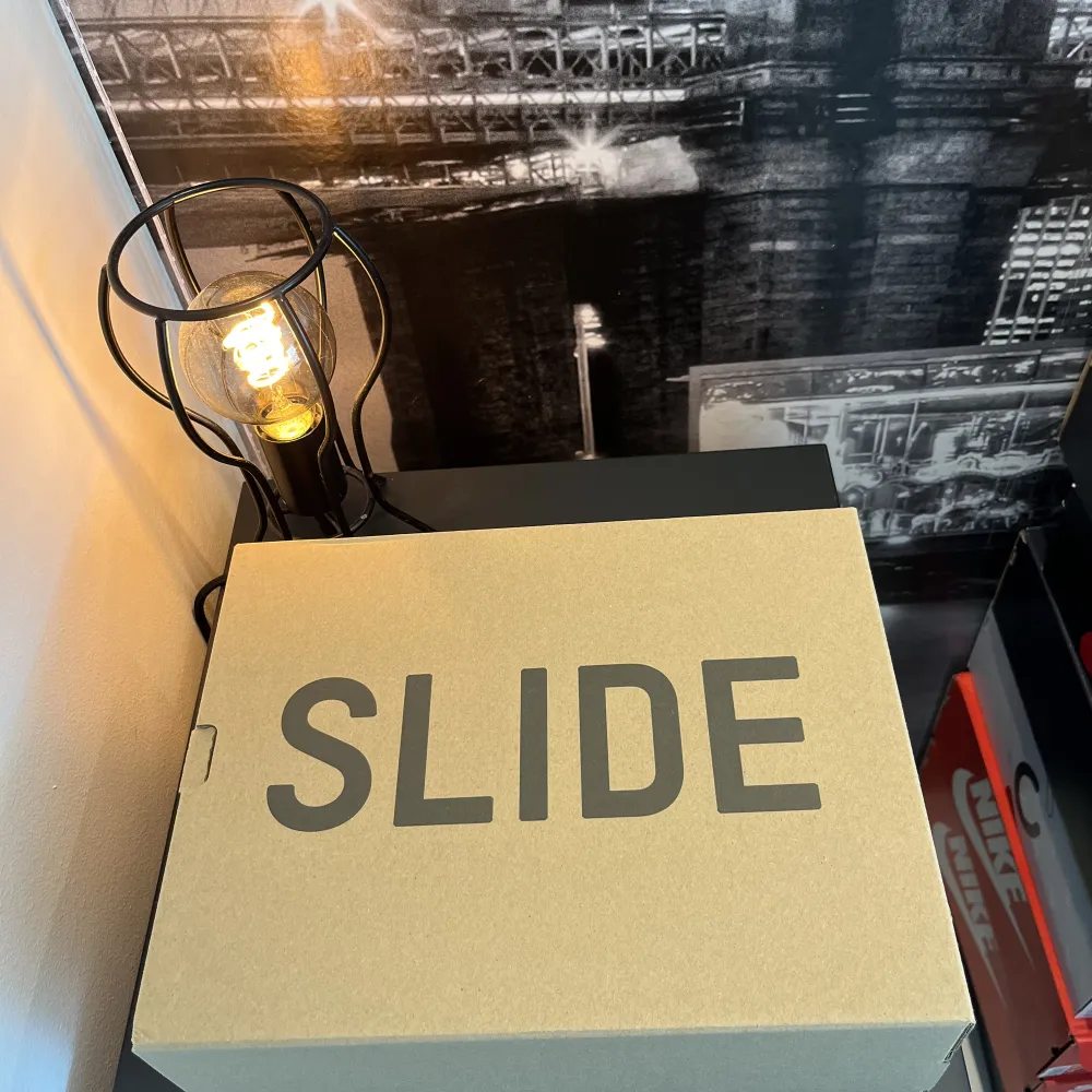 Yeezy Slide Azure💙  Vårt pris: 1250😮‍💨 Cond: 10/10🔥 Storlek: 43👟  Tilläg: Helt nya DS👊🏽 Originalbox medföljer📦 Köpta på Adidas Confirmed✅. Skor.