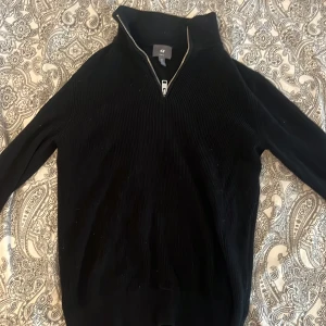 zip tröja  - svart zip tröja från h&m.knappt använd ! Pris kan diskuteras!