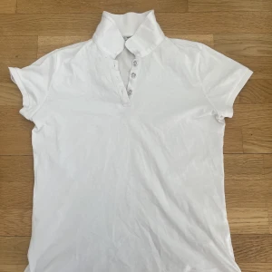 Tröja - Det är en secondhand tröja som säger är 12 14 år men passar s. Det har inga fel och ser absolut som nytt