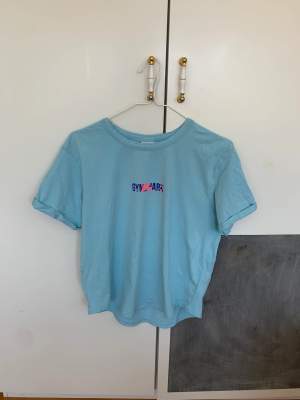 Säljer ljusblå t-shirt ifrån gymshark. Mycket fint skick. Storlek S, normal i storlek. 