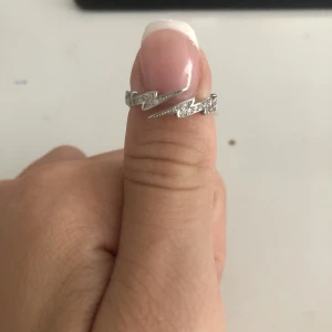 Ringar  - Säljer även dessa 3 ringar från shein, samma andledning som förra! Även samma pris som dom andra 3 ringarna.  Blixt ringen - Justerbar Stjärn ringen med hänge - 1,7cm Ringen mer fler stjärnor runtomkring - 1,8cm men även justerbar