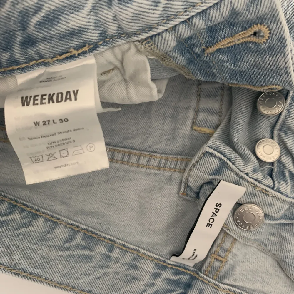 Ett par sjukt feta jeans ifrån weekday i modellen space som varit slutsålda så länge jag kan minnas. Sjukt bra skick och passar perfekt till sommaren. Storlek 27/30. Bara att höra av er vid fler funderingar!. Jeans & Byxor.