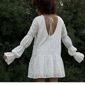 Klänning  - Säljer denna helt slutsålda vita klänning använd endast en gång.  Storlek M och köpt för 700kr men säljer för 600. Om flera är intresserade blir det budgivning