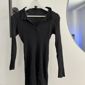 Tubstickad klänning - Tajt svart klänning, tubstickad.