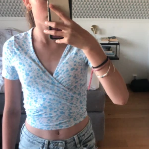 Sommartopp - Jättesöt sommartopp från NewYorker. Står storlek xxs men eftersom man knyter själv så går det att justera storleken så skulle säga passa xxs-s.