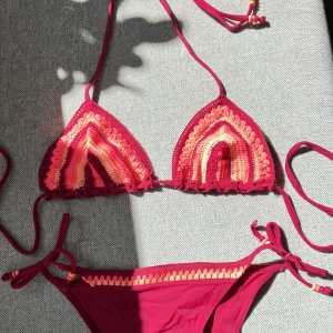 Bikini - Somrigt bikini-set med virkad överdel. Båda delar i strl 34!  Ny skick 🦋