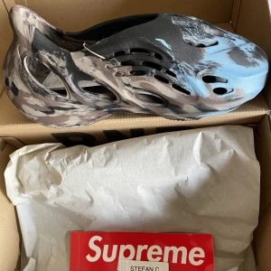 Yeezy foam runner - WTS Yeezy foam runner ”Cinder” Storlek: 44,5 Pris: 1399kr  Helt nya yeezy foam runner, köpta på confirmed och kvitto finns så klart, kan frakta eller mötas i Stockholm 🙌🏻 