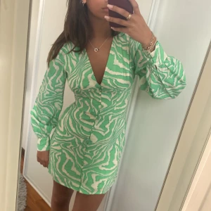 Klänning - Super fin klänning från märket YAS som aldrig är använd. Prislappen finns kvar. Nypris 750kr