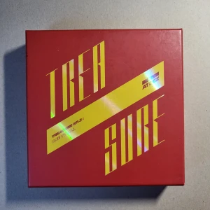 Ateez: One to All - Ateez album. Photocards medföljer men vissa saker kan vara lite skadade. Poster är också lite sönder. CD fungerar 