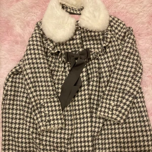 Angelic Pretty lolita japansk fashion kawaii prinsessa - Gullig kapp ifrån angelic pretty! Den är i fint skick och knappt använd! Saknar dock en liten svart rosett!