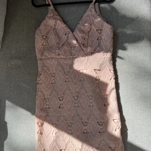 Klänning  - Kort virkad sommarklänning, i ny skick! 🦋