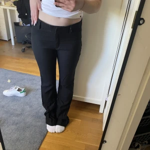 Linnebyxor Bootcut - Blandning av linnebyxor och kostymbyxor, perfekt till sommaren💞💞 en av ”knapphålen” är sönder men de funkar ändå!!