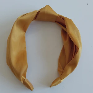 Hårband - Jag köpte detta hårband för flera år sedan men använde det aldrig. Det är som ett satinmaterial och mjukt.