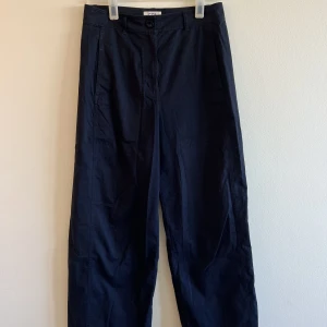 Byxor - Mörkblå raka byxor från Cos, knappt använda.
