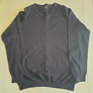 Sweatshirt - Svart sweatshirt i grandpa-stil. Kan skicka fler bilder och tänka mig sänka priset. Hör av dig vid intresse!