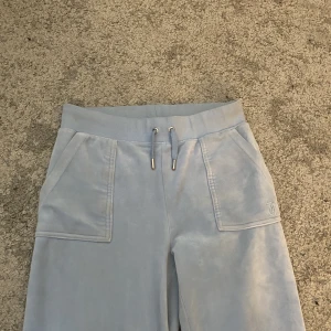 Juciy!! - Säljer mina ljusblå byxor i storlek S då de inte längre kommer till användning. De är som sagt väldigt sparsamt använda och därför i mycket fint skick!💞💞