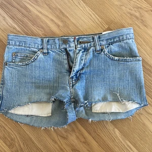 Lågmidjade shorts - Säljer dessa super snygga lågmidjade shortsen💗🫶🙌 Perfekta till sommaren.  Kan sänka pris vid snabb affär!