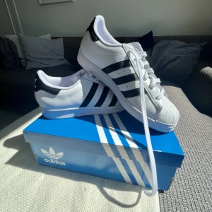 Adidas Superstar - Klassiska Adidas superstar. Använda bara 2h! 