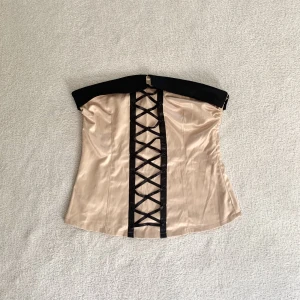 Beige tubtopp - Korsettaktig tubtopp men snörning framtill och dragkedja på sidan, vintage Ginatricot! 🖤