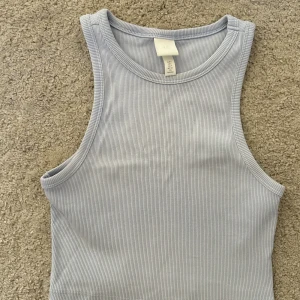 H&M topp - Söt ljusblå topp! Bra skick💓🙏 S men passar även Xs!