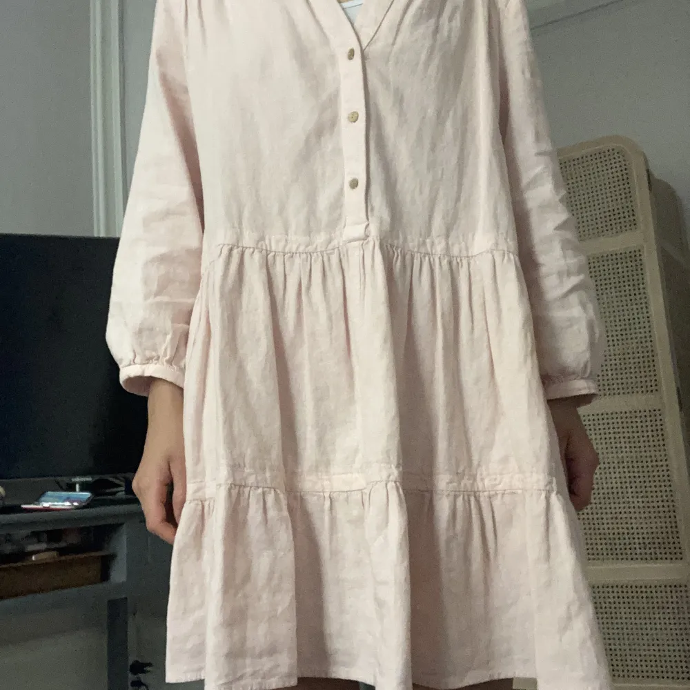 Intressekoll på min nya zara klänning som är gjort av linné!🤠💚perfekt inför midsommar eller skolavslutning!. Klänningar.