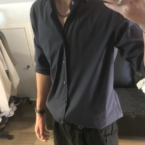 Mörkblå hugo boss skjorta - Snygg mörkblå hugo boss skjorta, nyskick. Nypris är på cirka 1000kr. Hör gärna av dig vid intresse!!😁