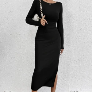 Lång klänning - Säljer min långa svarta klänning med kort slits på sidan. Supeeer fin men råka köpa två i samma storlek därför säljer jag denna💕frakten är gratis!💕