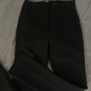 Kostymbyxor  - Säljer dessa suuper snygga kostymbyxor med slits då dom var för stora för mig:( dom är köpa här på Plick och jag har endas bara provat dom. Dom är som nya och fina i skicket. 