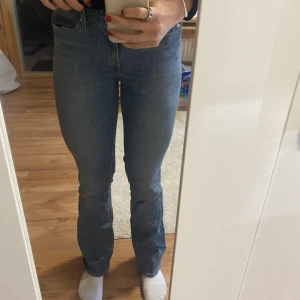 Levis Bootcut - Lågmidjade ljusa Levis Bootcut, storlek 26 (jag är 164 som referens), kunden står för frakt 🚚 